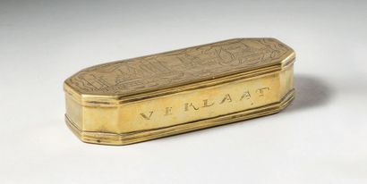 Tabatière en laiton gravé à décor d'une scène...