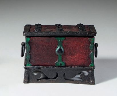 Coffret en fer forgé peint en rouge et vert,...