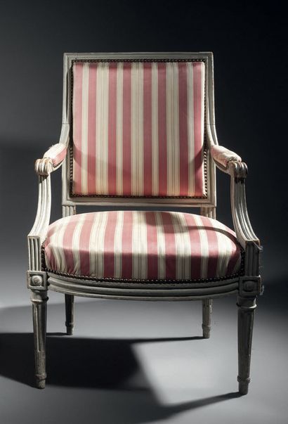 Queen-size armchair in molded wood with cream...