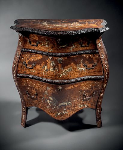 Chest of drawers in walnut with fruitwood...