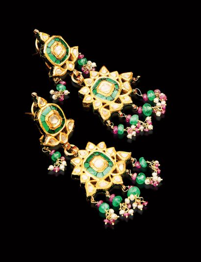 Paire de pendants d'oreille de style moghol...