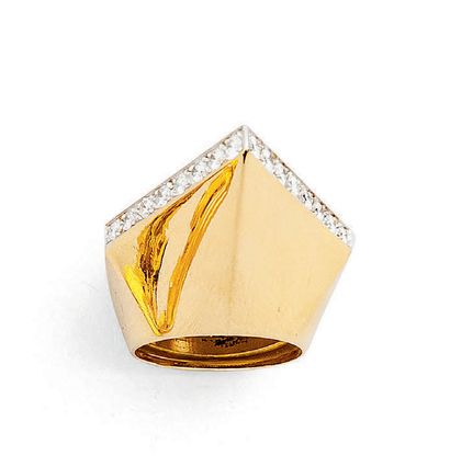 Bague moderniste en or 750°/°° rehaussée...