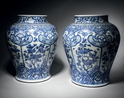 Chine
Pair of large porcelain vases decorated...