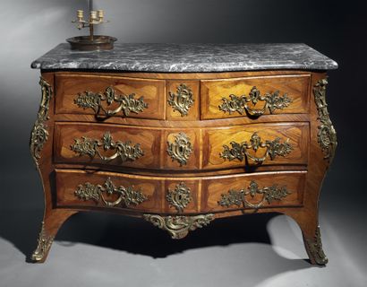 Grave chest of drawers in butterfly-winged...
