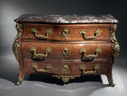 Beautiful chest of drawers in violet wood...