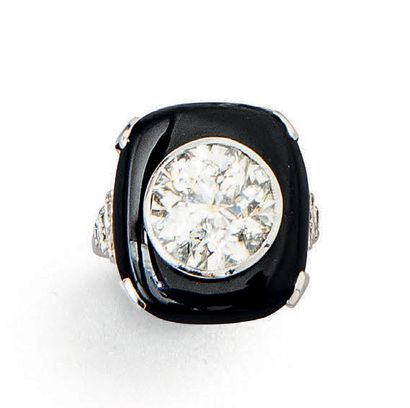 Bague coussin en or gris 750°/°° sertie clos...