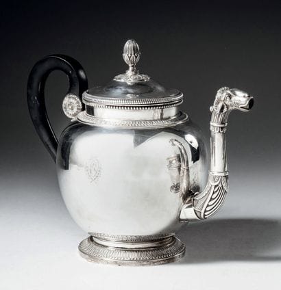 Teapot in 950°/°° silver with pearled frieze...
