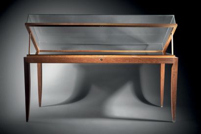 Flat display case in natural wood. Four slightly...