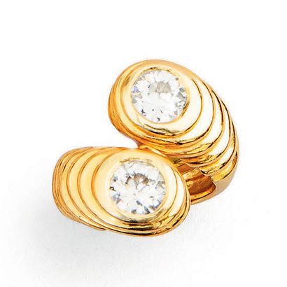 Bague croisée à godrons en or 750°/°° sertie...
