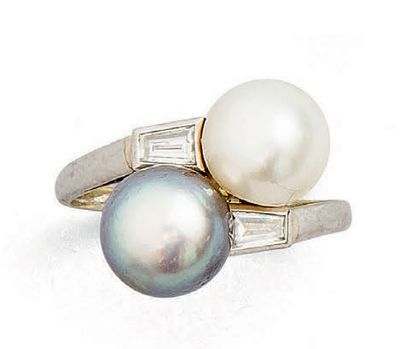 CHAUMET
Bague croisée en platine 950°/°°...