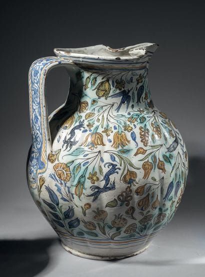 Pavie
Large earthenware jug with ribbed sides,...