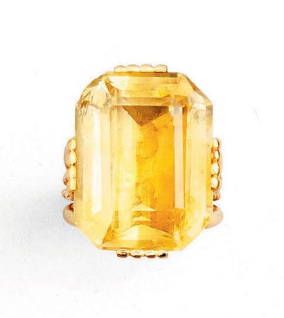 Bague fils en or 750°/°° ornée d'une citrine...