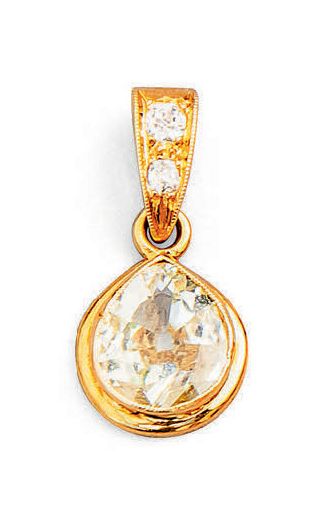 Pendentif en or 750°/°° serti clos d'un diamant...