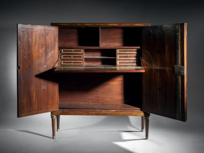 Low straight cabinet in satin-finish veneer.
Tapered...