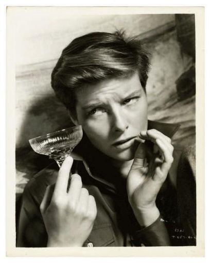 ATT. À ERNEST BACHRACH
Katharine Hepburn...