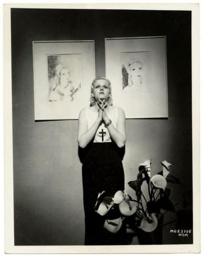 Jean Harlow devant deux tableaux de Marie...