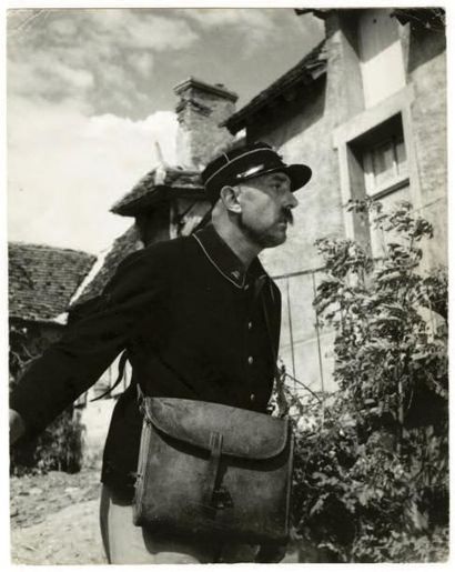 (JACQUES TATI)
Jacques Tati en postier sur...