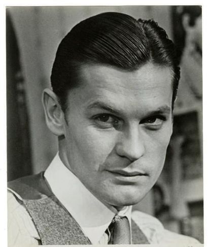ATT. À MARIO TURSI
Helmut Berger dans Les...