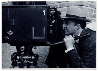 G.FERRI
Vittorio De Sica de profil derrière...
