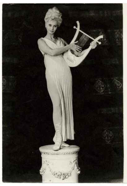 GEORGE HUNE
Sophia Loren statufiée en muse...
