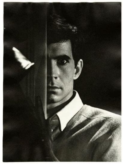 ATT. À ROGER CORBEAU
Anthony Perkins dans...