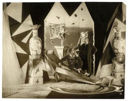 (Robert Wiene)
Photo mystère expressionniste...