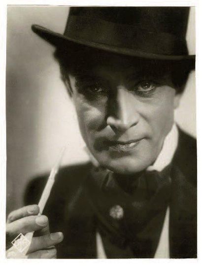 (Friedrich Hollaender)
Conrad Veidt dans...