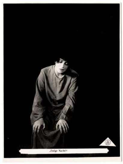 (Rudolf Meinert)
Asta Nielsen dans la scène...