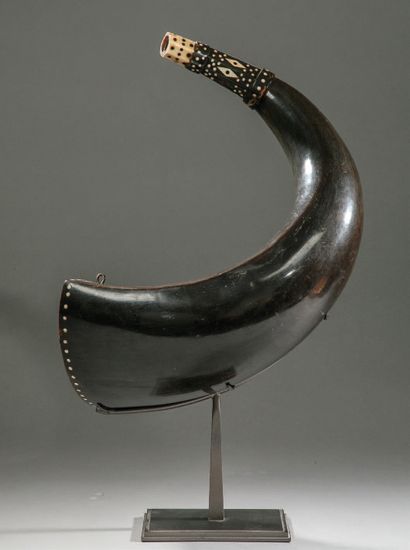 Large powder flask
Cattle horn, ivory inlays
Sri...