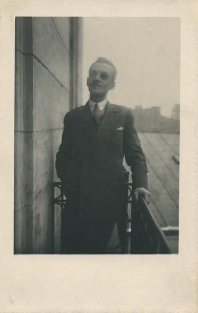 [BRAUNER Victor]
VICTOR BRAUNER SUR LE BALCON....