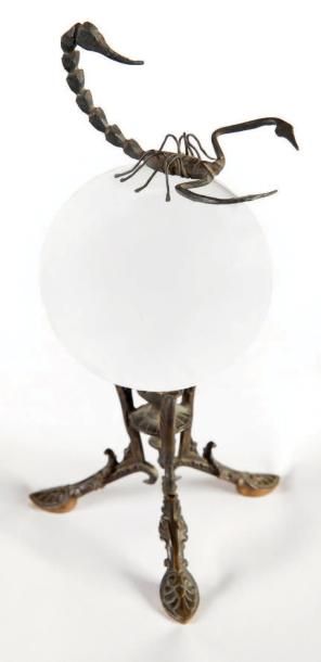 BOULE DE CRISTAL, SCORPION ET SUPPORT EN...