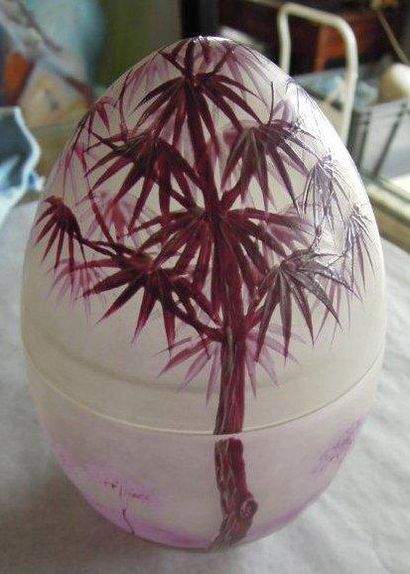 Bombonnière de forme ovoide en verre au décor...