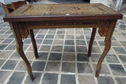 Table syrienne En bois marqueté de nacre,...