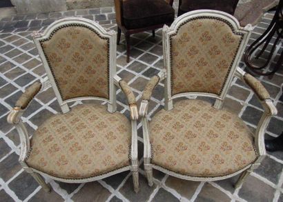 Suite de 5 fauteuils et une bergère en bois...