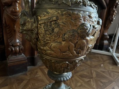 Importante aiguière décorative en bronze...