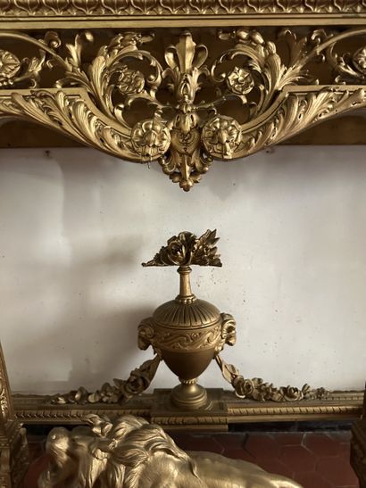 Importante console en bois sculpté redoré....
