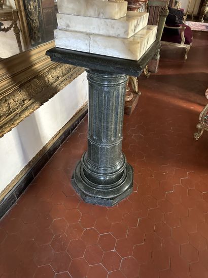 Colonne en serpentine, base octogonale, fût...