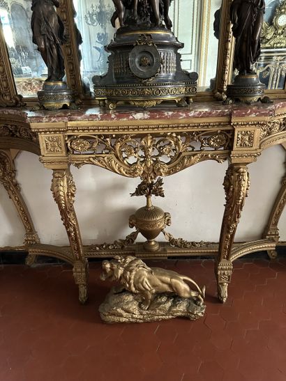 Importante console en bois sculpté redoré....