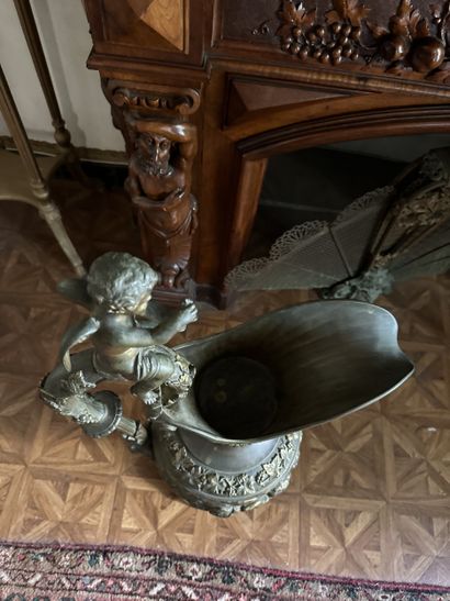 Importante aiguière décorative en bronze...
