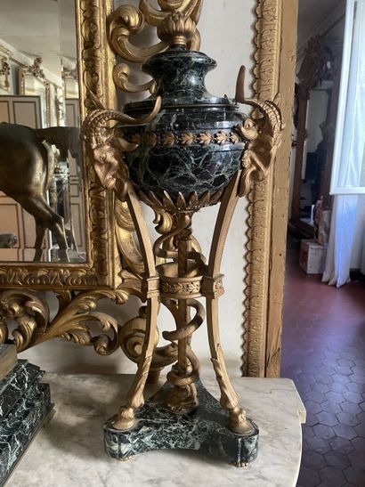 Paire de cassolettes couvertes tripodes en...