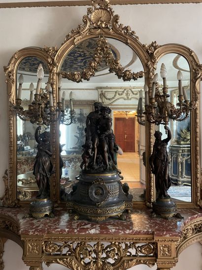 Importante garniture de cheminée en bronze...