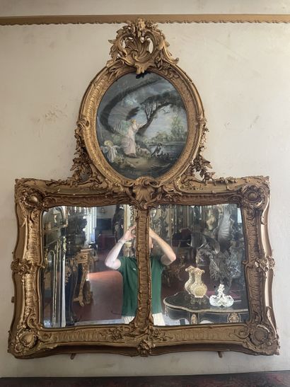 Miroir en bois stuqué et redoré. Modèle orné...