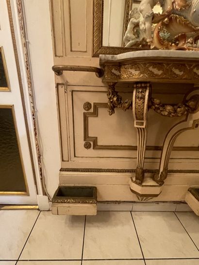 Checkroom in cream lacquered carved wood...