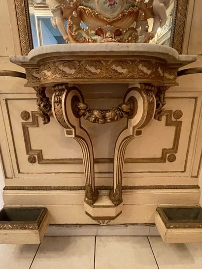 Checkroom in cream lacquered carved wood...