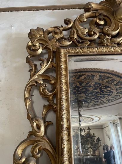 Important miroir en bois ajouré et redoré...