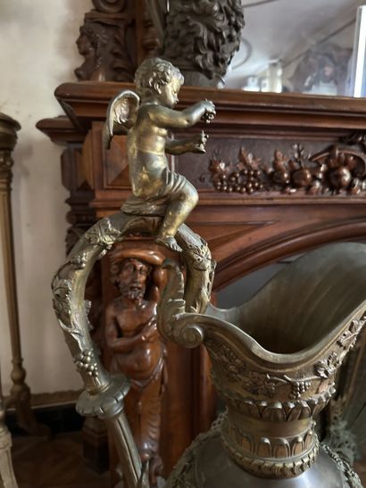Importante aiguière décorative en bronze...