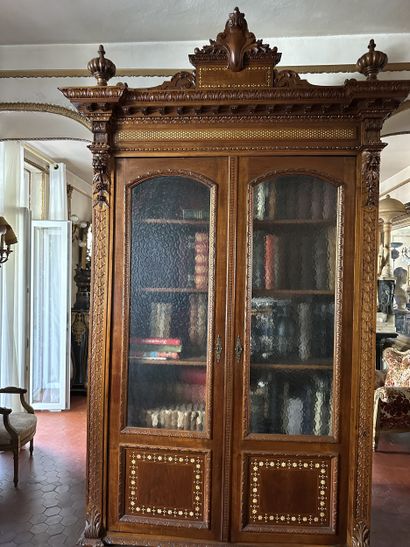 Armoire en bois naturel à riche décor sculpté...