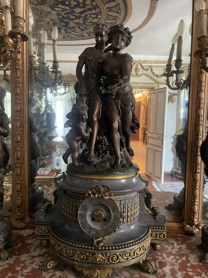 Importante garniture de cheminée en bronze...