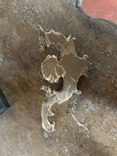Table de milieu en bois sculpté et redoré....