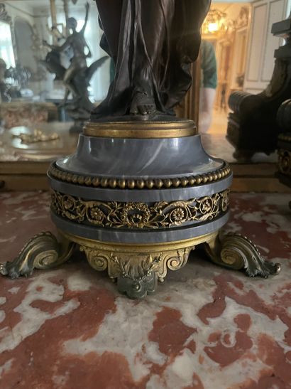 Importante garniture de cheminée en bronze...